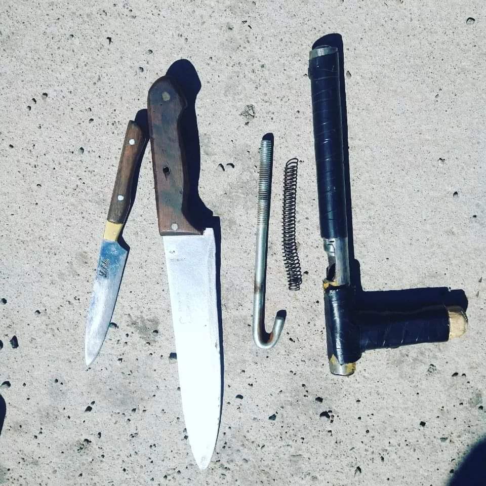 POLICIA DETUVO A TRES JOVENES CON UN ARMA TUMBERA Y CUCHILLOS