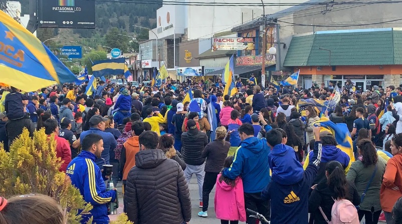 ¡Boca Campeón! Los hinchas festejaron en el centro de Esquel