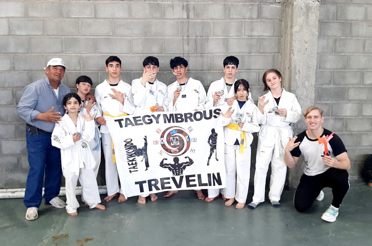La escuela de taekwondo de Trevelin se hizo presente en la localidad de Sarmiento.