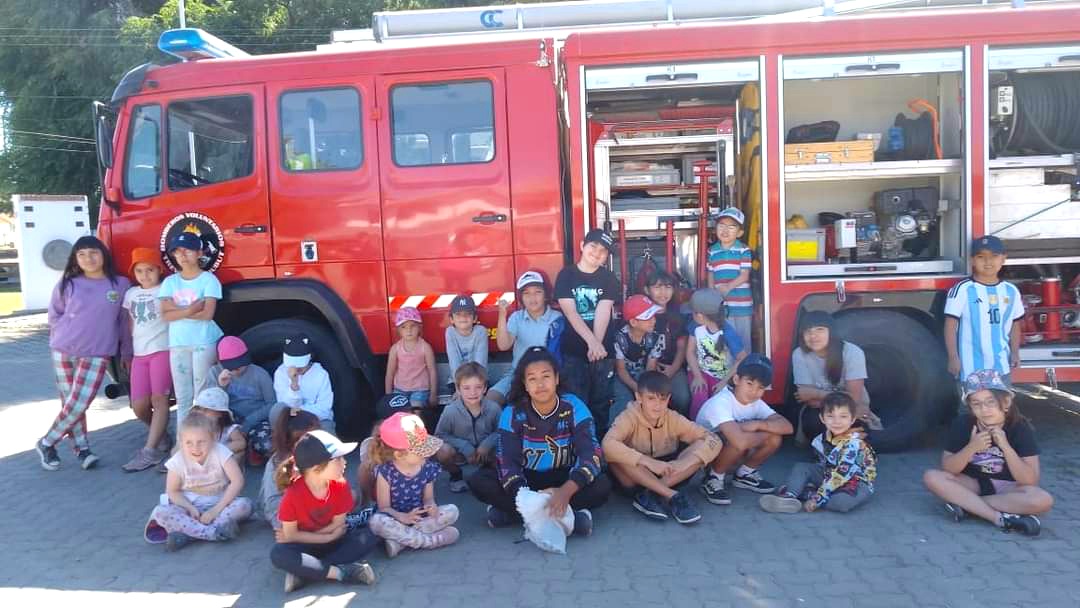 LA COLONIA DE VACIONES DEL CLUB FONTANA VISITO A BOMBEROS