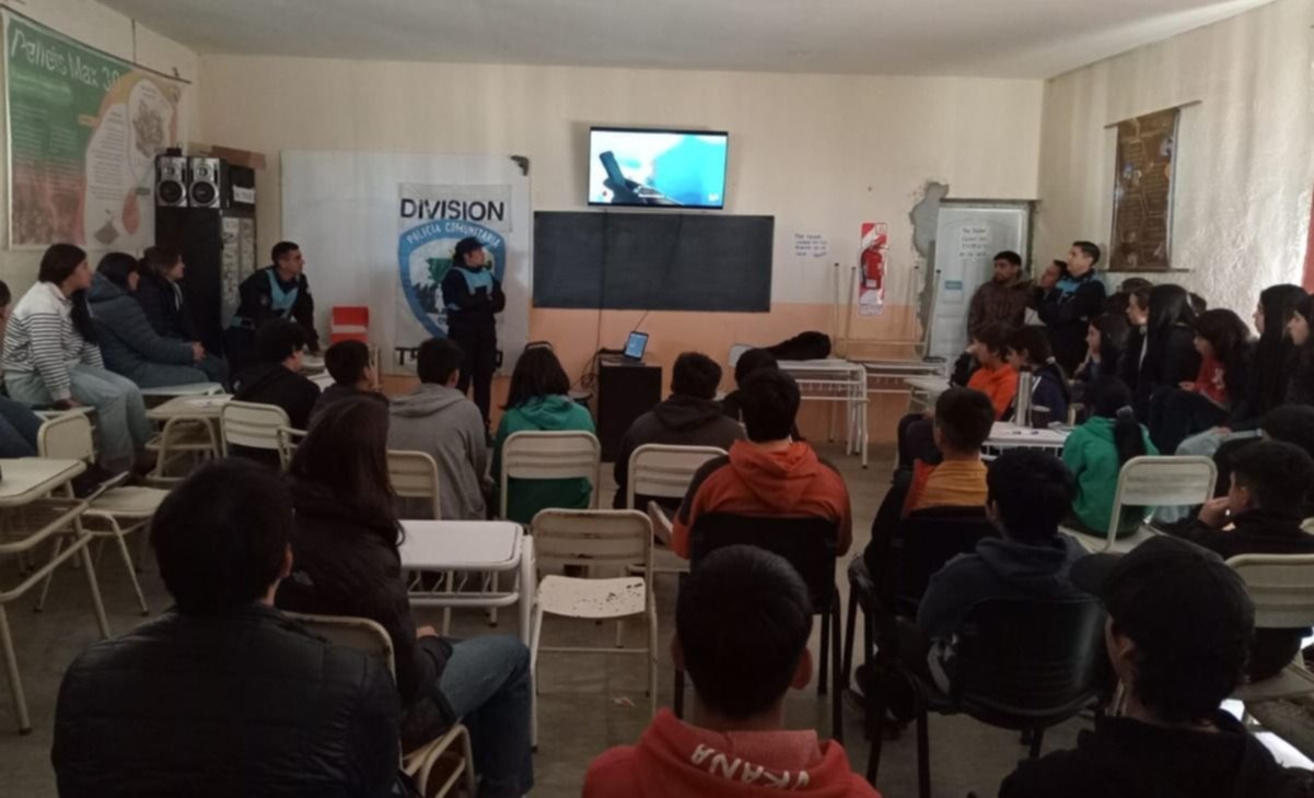 La policía comunitaria realiza charlas preventivas en escuelas de Trevelin