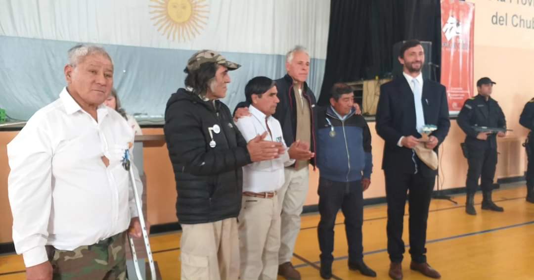 SE REALIZÓ EN TREVELIN ACTO HOMENAJE A NUESTROS VETERANOS Y CAÍDOS EN LA GUERRA DE MALVINAS. .