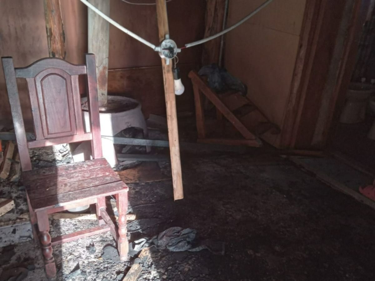 Un incendio de vivienda en Aldea Escolar generó pérdidas totales: Piden colaboración para la familia afectada