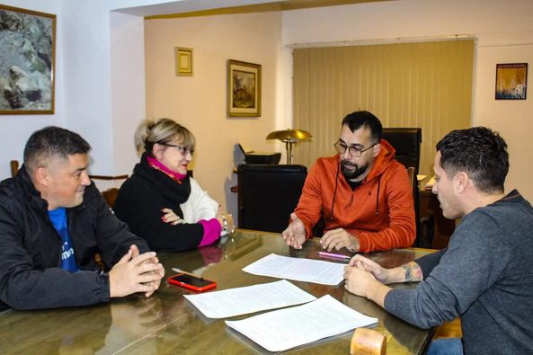 El Ministerio de Desarrollo Humano y el intendente de Esquel firmaron un convenio para el Programa RaícES Chubut 2024