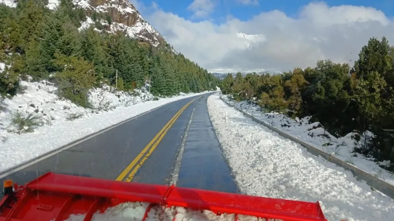 Habilitaron el tránsito entre El Bolsón y Bariloche con uso de cadenas en zonas altas