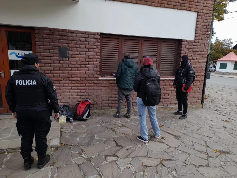 Demoran a sujeto con 200 dosis de cannabis al descender del transporte en Esquel