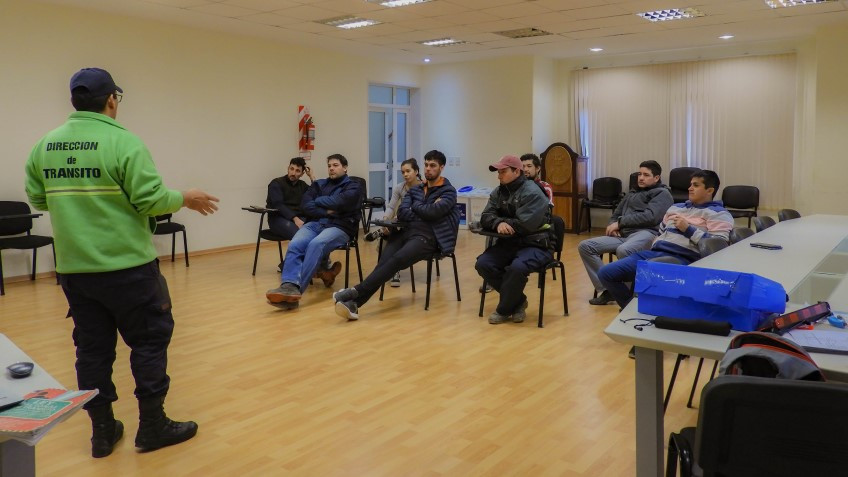 Tránsito y seguridad vial. El municipio de Trevelin capacitó al personal de la cooperativa 16 de octubre