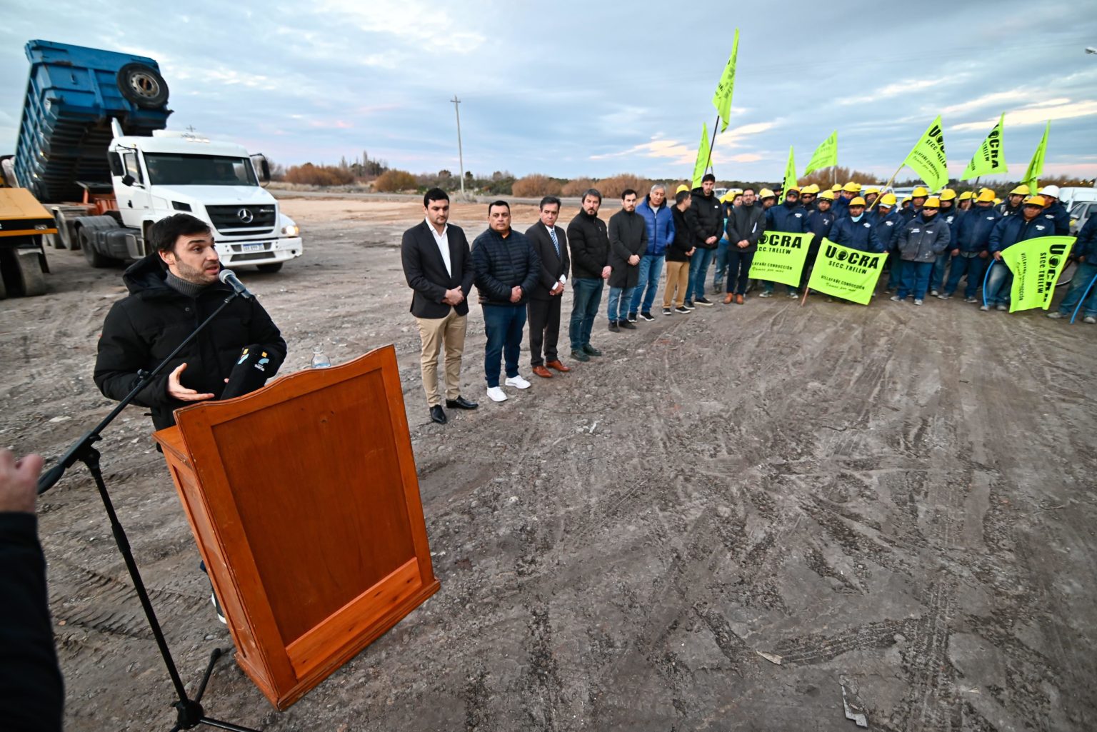 Torres encabezó en Trelew la firma del inicio de obra de 26 nuevas viviendas para afiliados al SEC