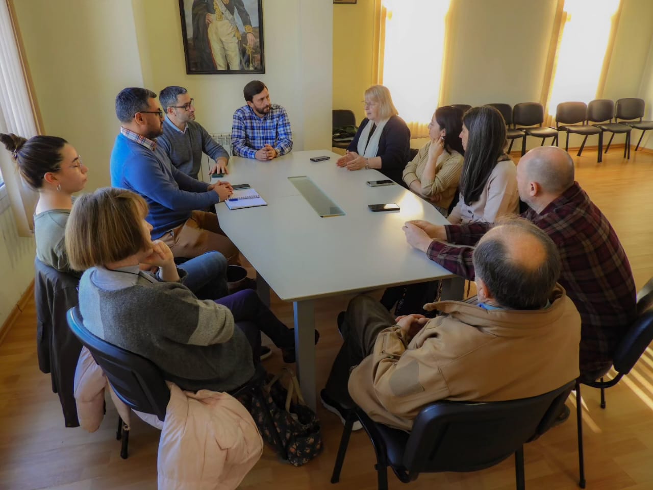 REUNIÓN ENTRE EL INTENDENTE INGRAM Y AUTORIDADES DE LA ESCUELA BILINGÜE YSGOL Y CWM