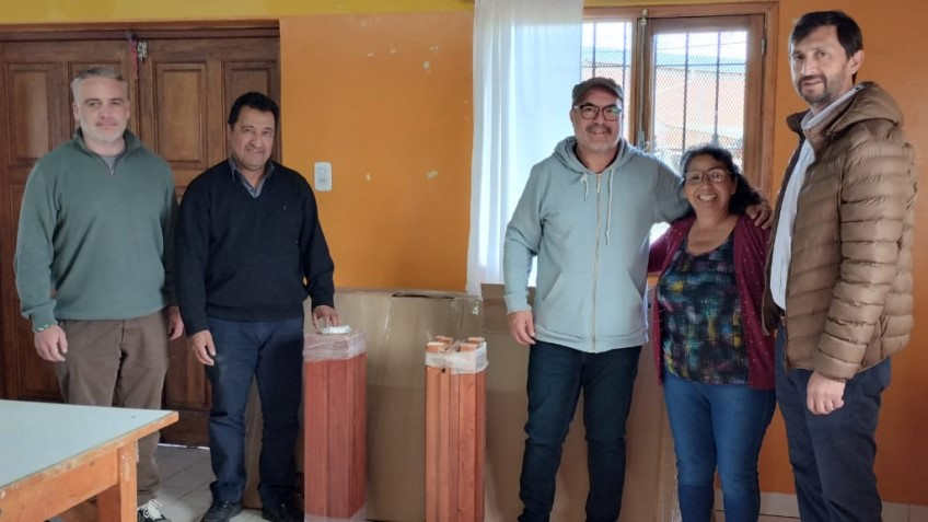 Ingram donó muebles al centro comunitario de Barrio Malvinas