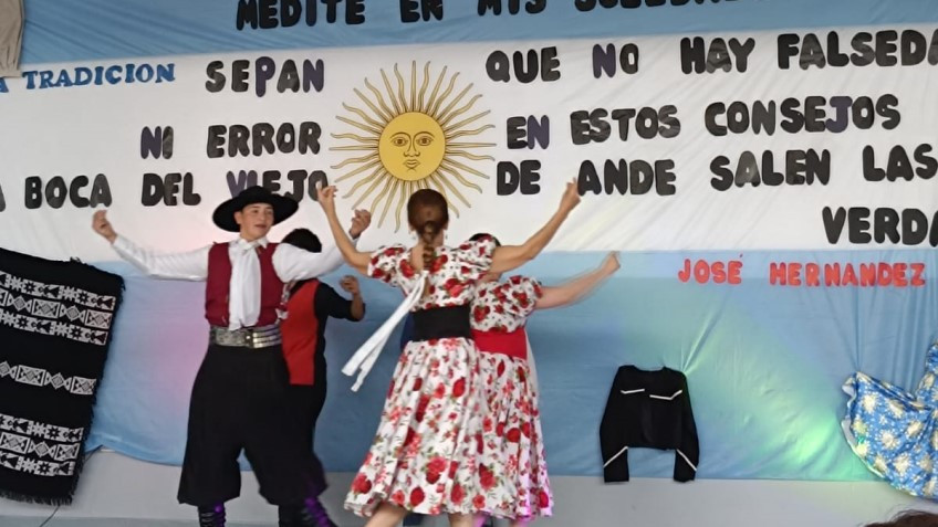 EMOTIVO ACTO POR EL DIA DE LA TRADICION EN LA ESCUELA N° 531