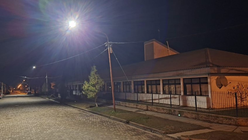 Mejoran el alumbrado público frente a escuelas de Trevelin gracias a gestiones municipales
