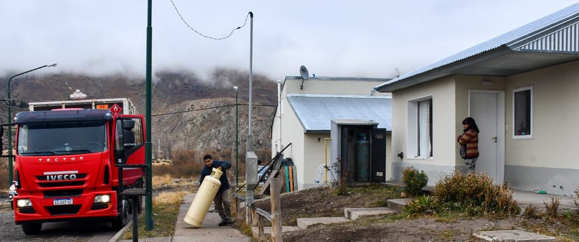 La Municipalidad de Esquel entregó más de 100 garrafas en Valle Chico ante la ola de frío