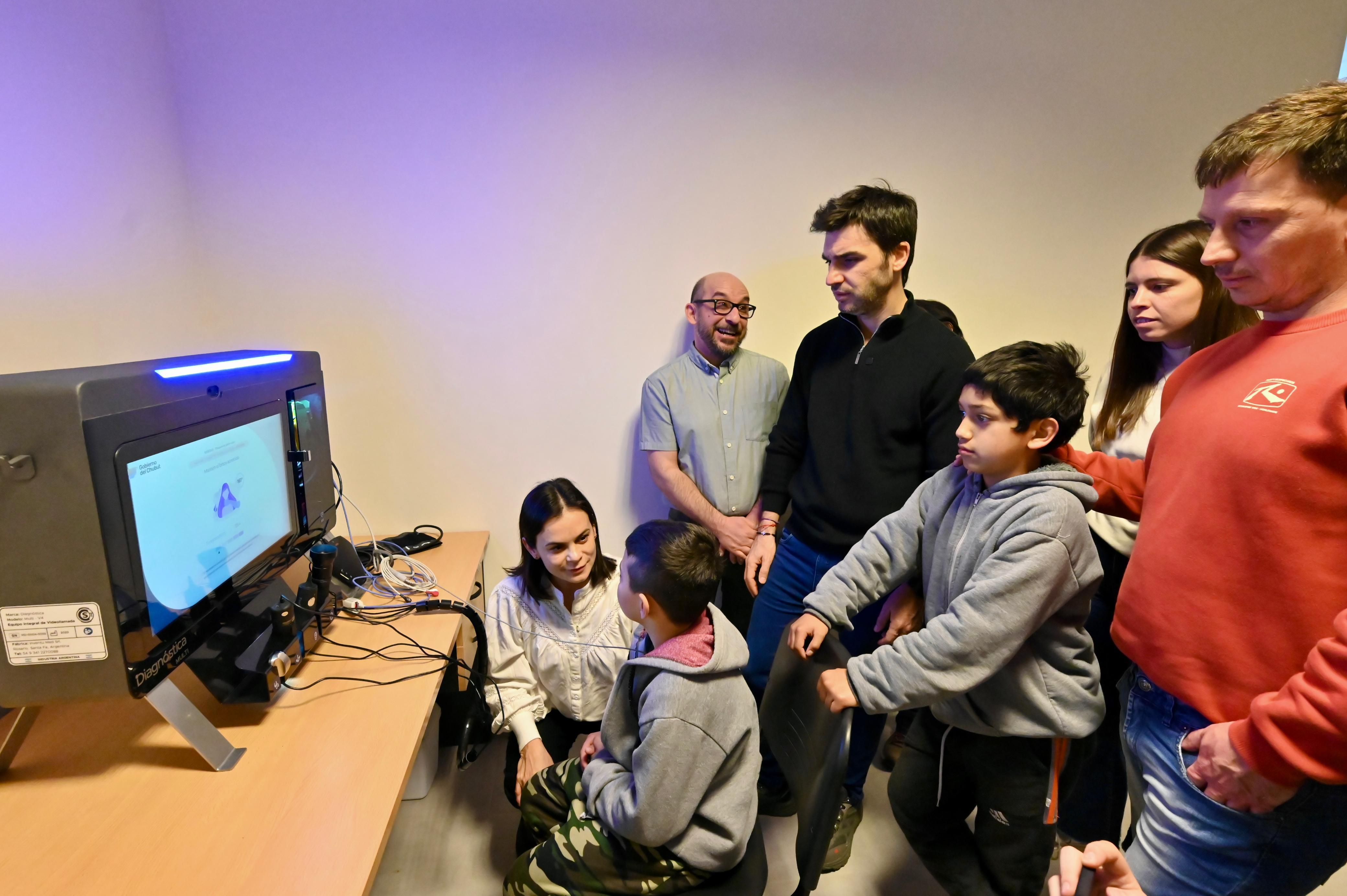 Torres inauguró Estaciones Multidiagnóstico en Telsen y Gan Gan y presentó un Aula Digital Móvil